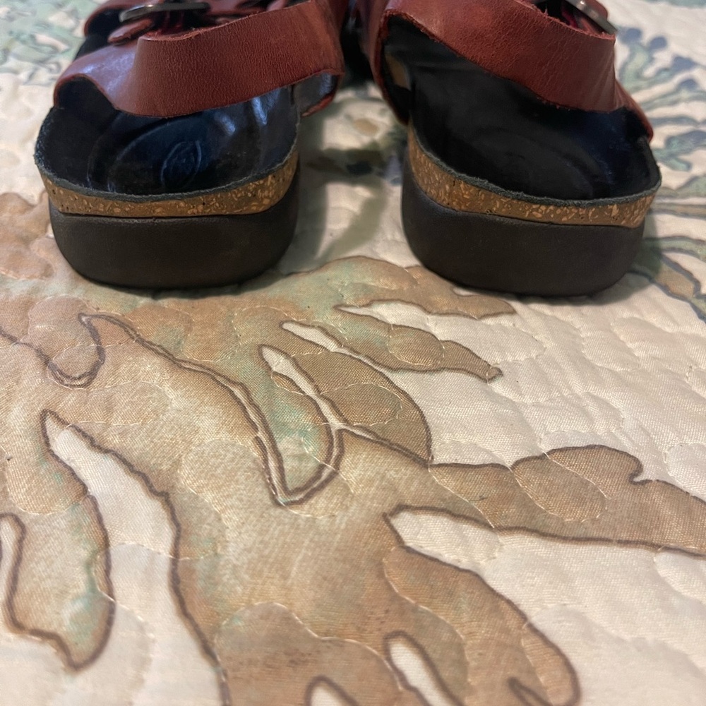 Keen - Vintage Rustic red / black
ankle strap / open toed - Picture 3 of 6